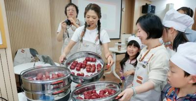 社区来了群“花卷妈妈”,睦邻中心飘出阵阵面香…… - 今日头条 社区来了群“花卷妈妈”,睦邻中心飘出阵阵面香…… - 图画吧TUHUABA