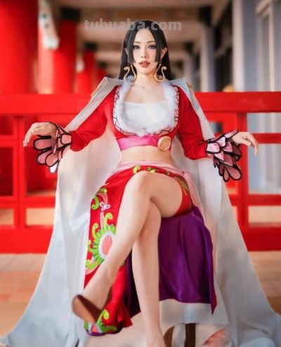 雨波COS女帝太还原，路飞果然能挂上去 - 图画吧TUHUABA
