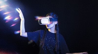 AI虚拟偶像与真人歌手跨界联动，娱乐行业开启“虚实共生”新范式 - 今日头条