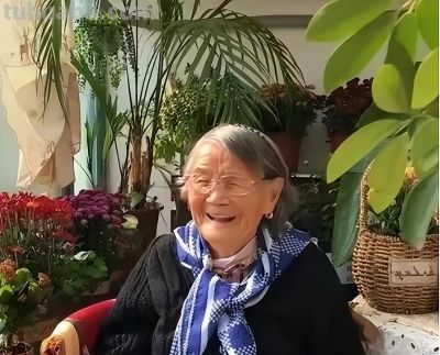 四川一老奶奶,因“鱼缸养绿萝”而走红,网友:太治愈了,羡慕! - 今日头条 四川一老奶奶,因“鱼缸养绿萝”而走红,网友:太治愈了,羡慕! - 图画吧TUHUABA