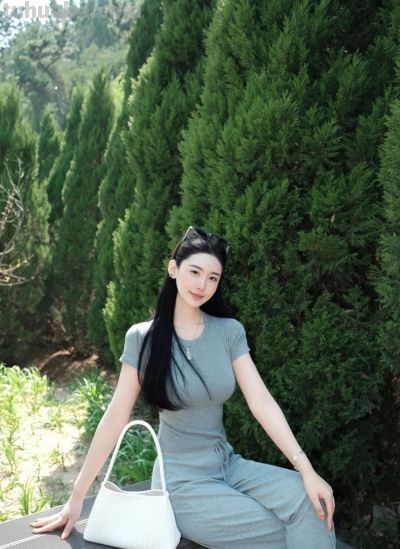 户外拍照小动作，掌握这9个，出片自然很好看 - 图画吧TUHUABA