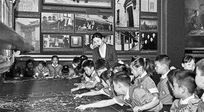高举队旗跟党走 做新时代好少年 - 今日头条