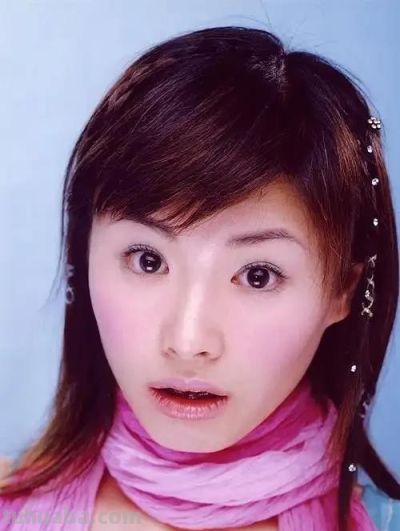 她是东方卫视中心主持，北京人定居上海，和青梅竹马丈夫儿女双全 - 图画吧TUHUABA