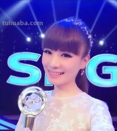 她是东方卫视中心主持，北京人定居上海，和青梅竹马丈夫儿女双全 - 图画吧TUHUABA