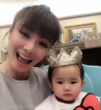 她是东方卫视中心主持，北京人定居上海，和青梅竹马丈夫儿女双全 - 图画吧TUHUABA