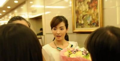 她是东方卫视中心主持，北京人定居上海，和青梅竹马丈夫儿女双全 - 图画吧TUHUABA