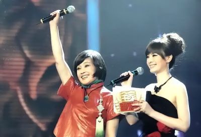 她是东方卫视中心主持，北京人定居上海，和青梅竹马丈夫儿女双全 - 图画吧TUHUABA