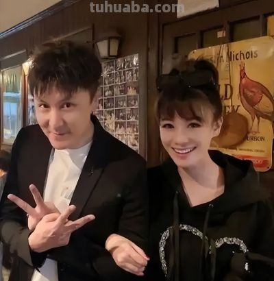 她是东方卫视中心主持，北京人定居上海，和青梅竹马丈夫儿女双全 - 图画吧TUHUABA