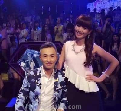 她是东方卫视中心主持，北京人定居上海，和青梅竹马丈夫儿女双全 - 图画吧TUHUABA
