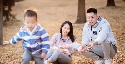 她是东方卫视中心主持，北京人定居上海，和青梅竹马丈夫儿女双全 - 图画吧TUHUABA