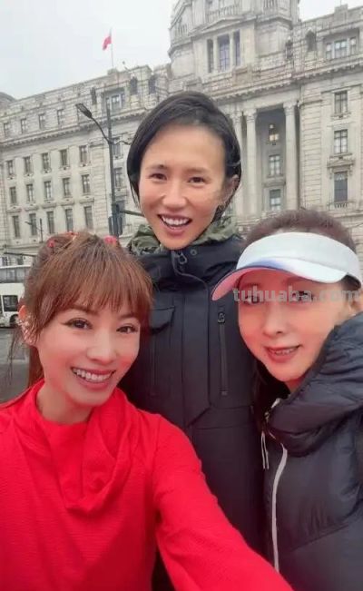 她是东方卫视中心主持，北京人定居上海，和青梅竹马丈夫儿女双全 - 图画吧TUHUABA