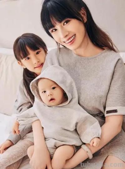 她是东方卫视中心主持，北京人定居上海，和青梅竹马丈夫儿女双全 - 图画吧TUHUABA