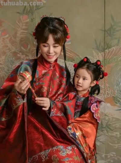 她是东方卫视中心主持，北京人定居上海，和青梅竹马丈夫儿女双全 - 图画吧TUHUABA