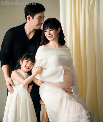 她是东方卫视中心主持，北京人定居上海，和青梅竹马丈夫儿女双全 - 图画吧TUHUABA
