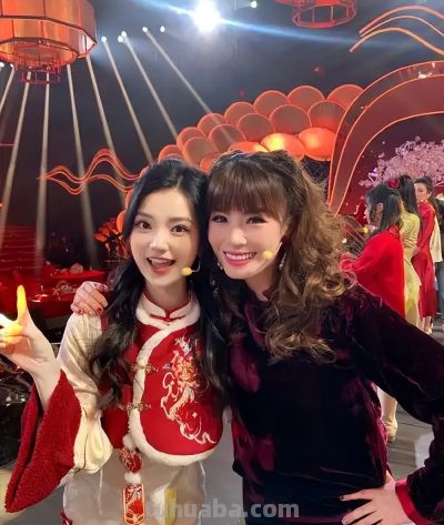 她是东方卫视中心主持，北京人定居上海，和青梅竹马丈夫儿女双全 - 图画吧TUHUABA
