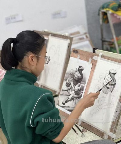 小小画手潜心素描，一笔一画筑艺术梦✨ - 今日头条